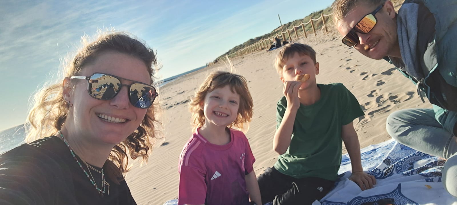 Kerstin, Simon & die Kinder am Strand
